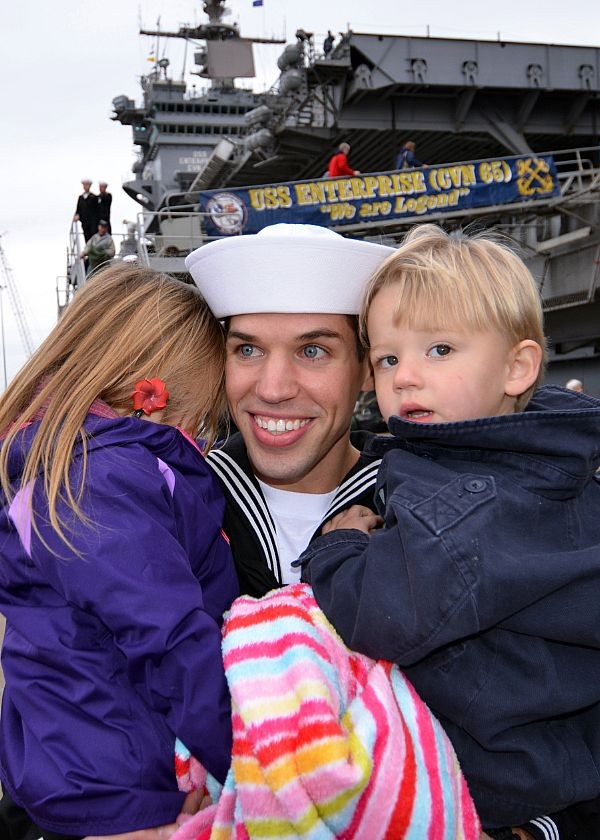 Binh sỹ phục vụ trên tàu sân bay USS Enterprise (CVN 65) đoàn tụ với gia đình trên cảng Norfolk.